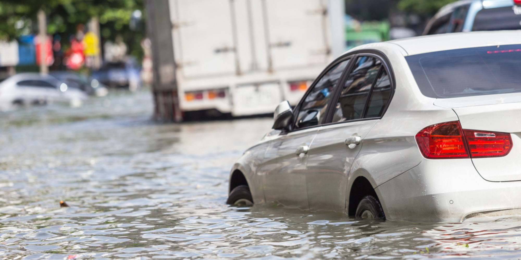 Kör inte bil  kan vara lifsfarligt.enom vattenmassorna vid översvämning. Det kan vara livsfarligt.