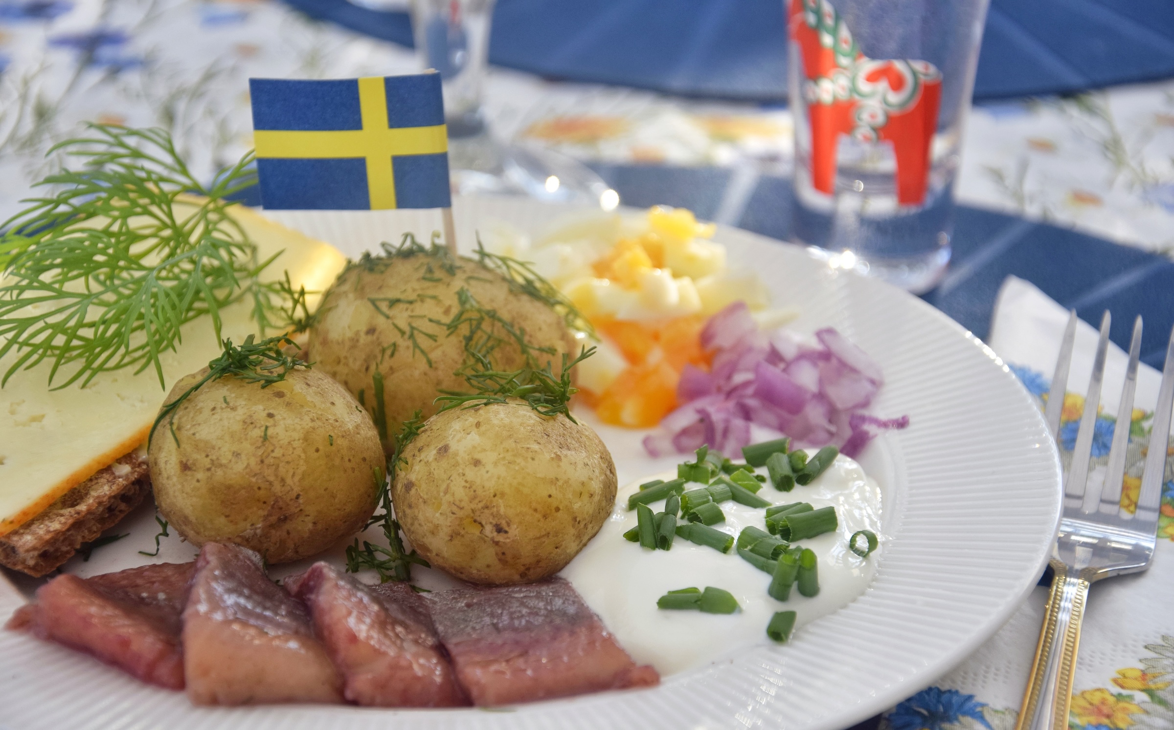 Midsommarmat, midsommarbuffé, lättlagat, enkla, recept, nypotatis, sill, gräslök, gräddfil, västerbottenpaj, gravlax, jordgubbar, ägghalvor, fetaostpaj, jordgubbstårta, nubbe.