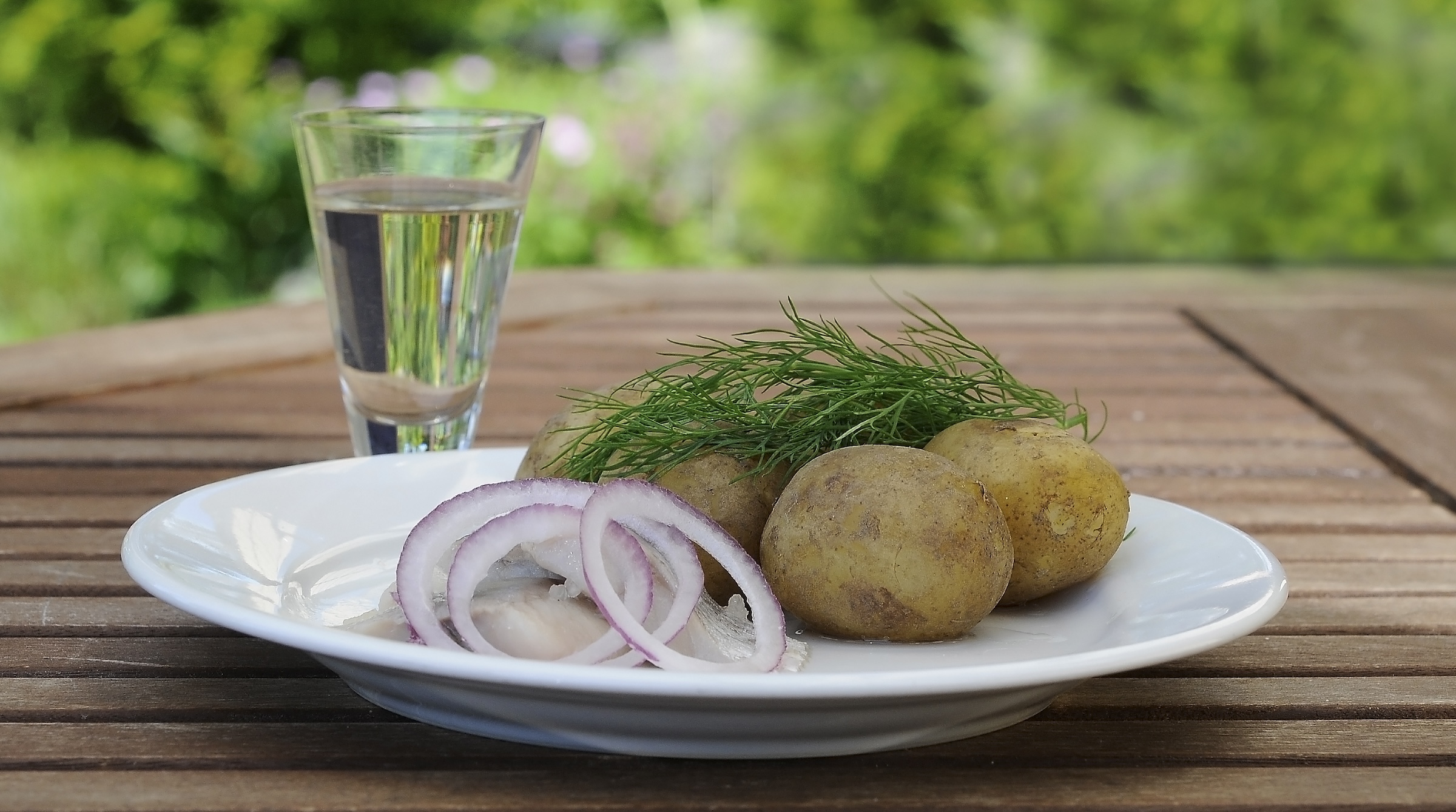 Midsommarmat, midsommarbuffé, lättlagat, enkla, recept, nypotatis, sill, gräslök, gräddfil, västerbottenpaj, gravlax, jordgubbar, ägghalvor, fetaostpaj, jordgubbstårta, nubbe. 