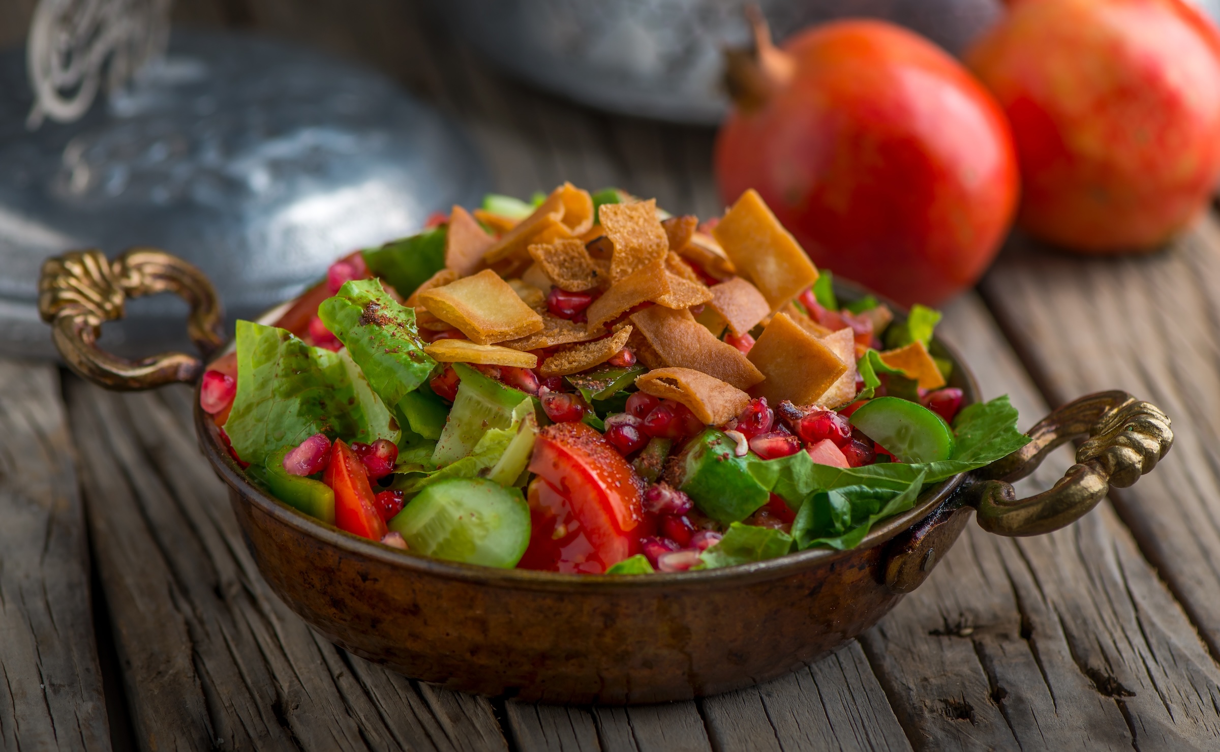 Recept, libanesisk, fattoush, sallad, vattenmelon, pitabröd, chèvreost, rödlök, gurka, paprika, tomat, tahinidressing, dadlar, mynta, granatäpple. 