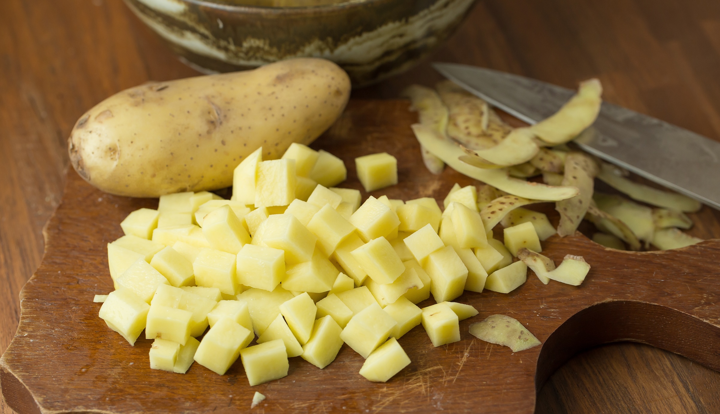 Grekisk, recept, potatissallad, varm, grillning, tillbehör, tzatziki, matlåda, supergod, smakrik, oliver, rödlök, kapris, gräslök, fetaost, tomater, citronsaft.