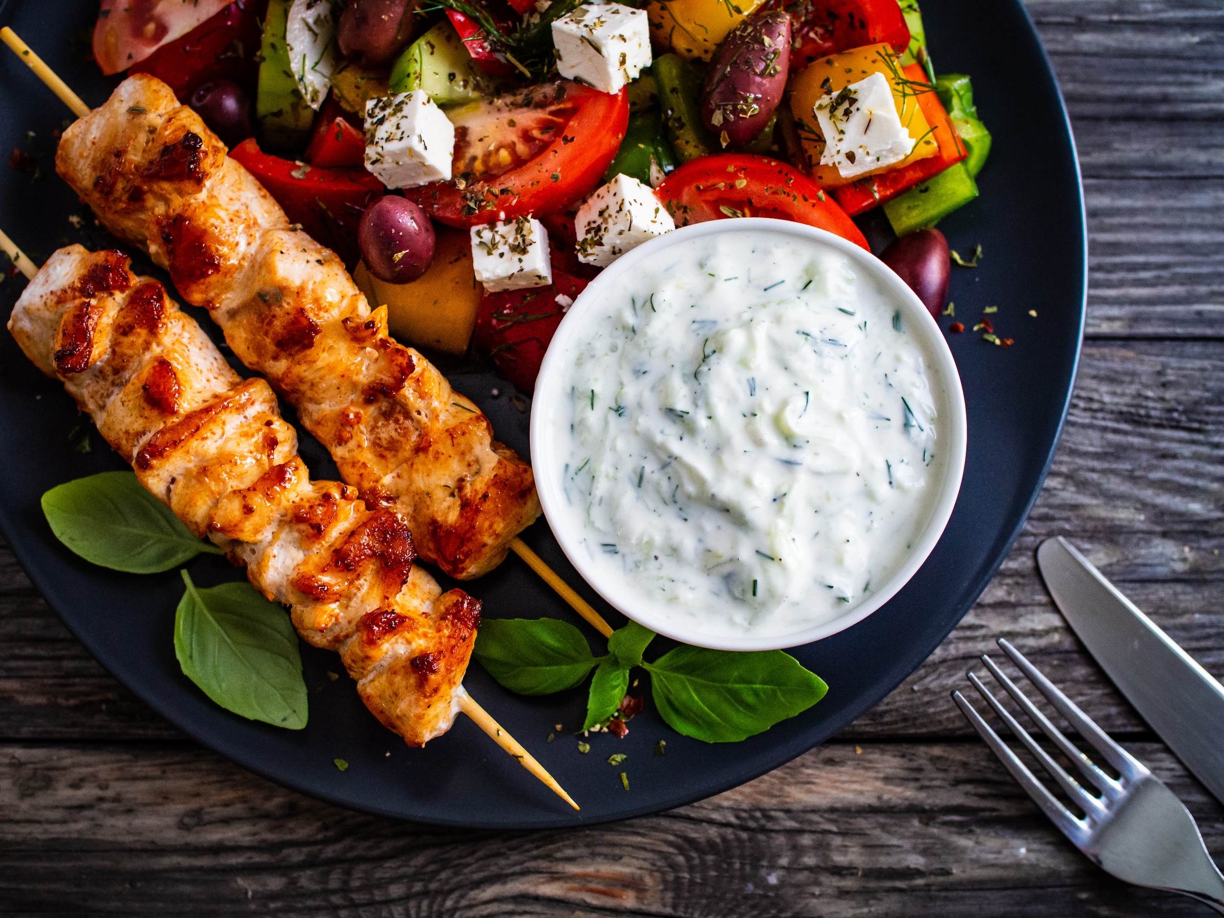 Grekisk, recept, potatissallad, varm, grillning, tillbehör, tzatziki, matlåda, supergod, smakrik, oliver, rödlök, kapris, gräslök, fetaost, tomater, citronsaft. 