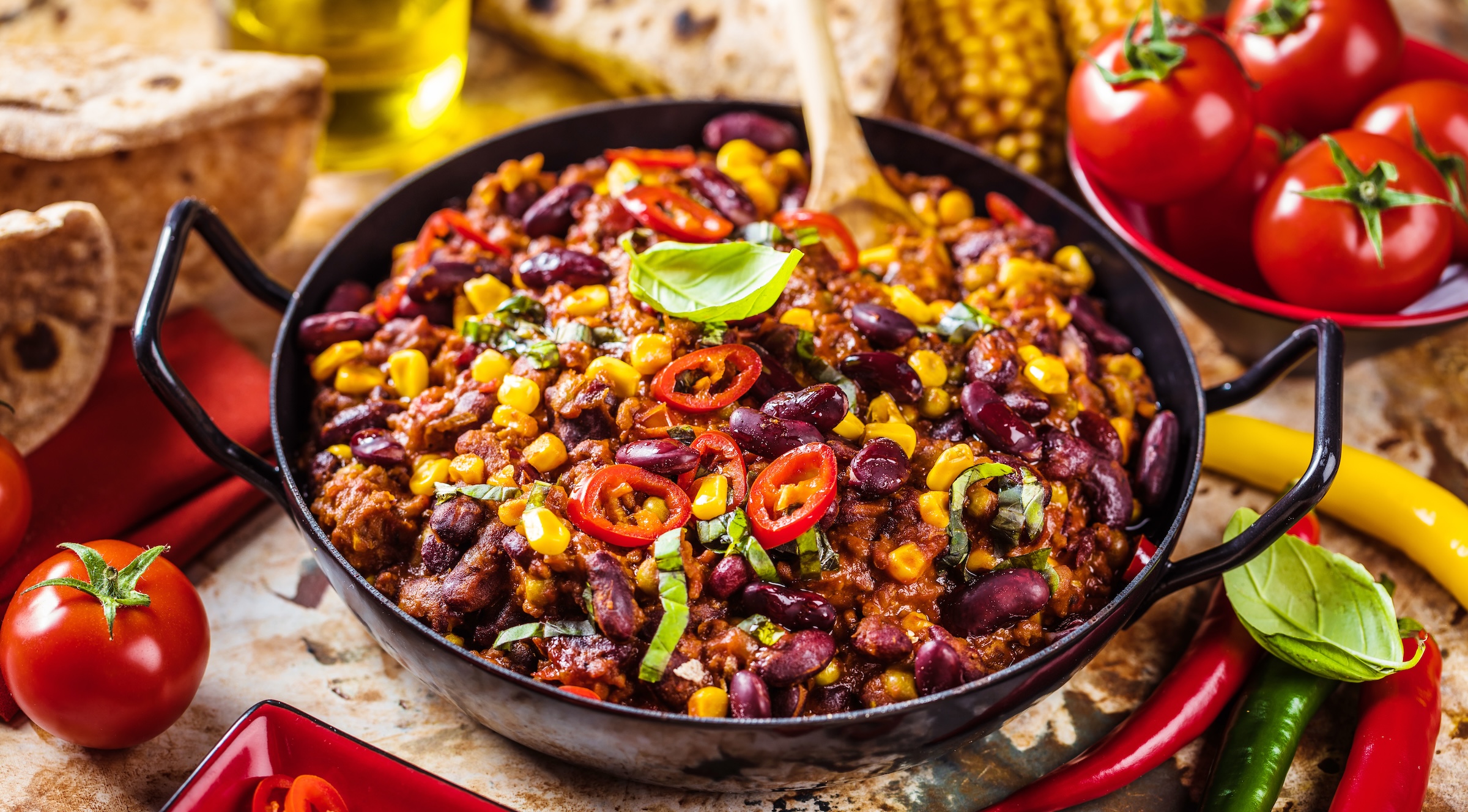 Recept, chili con carne, snabblagat, supergod, middagsgäster, familjen, matlådan, frysa, köttfärs, högrev, blandfärs, bönor, majs, tortillachips, guacamole, gräddfil. 