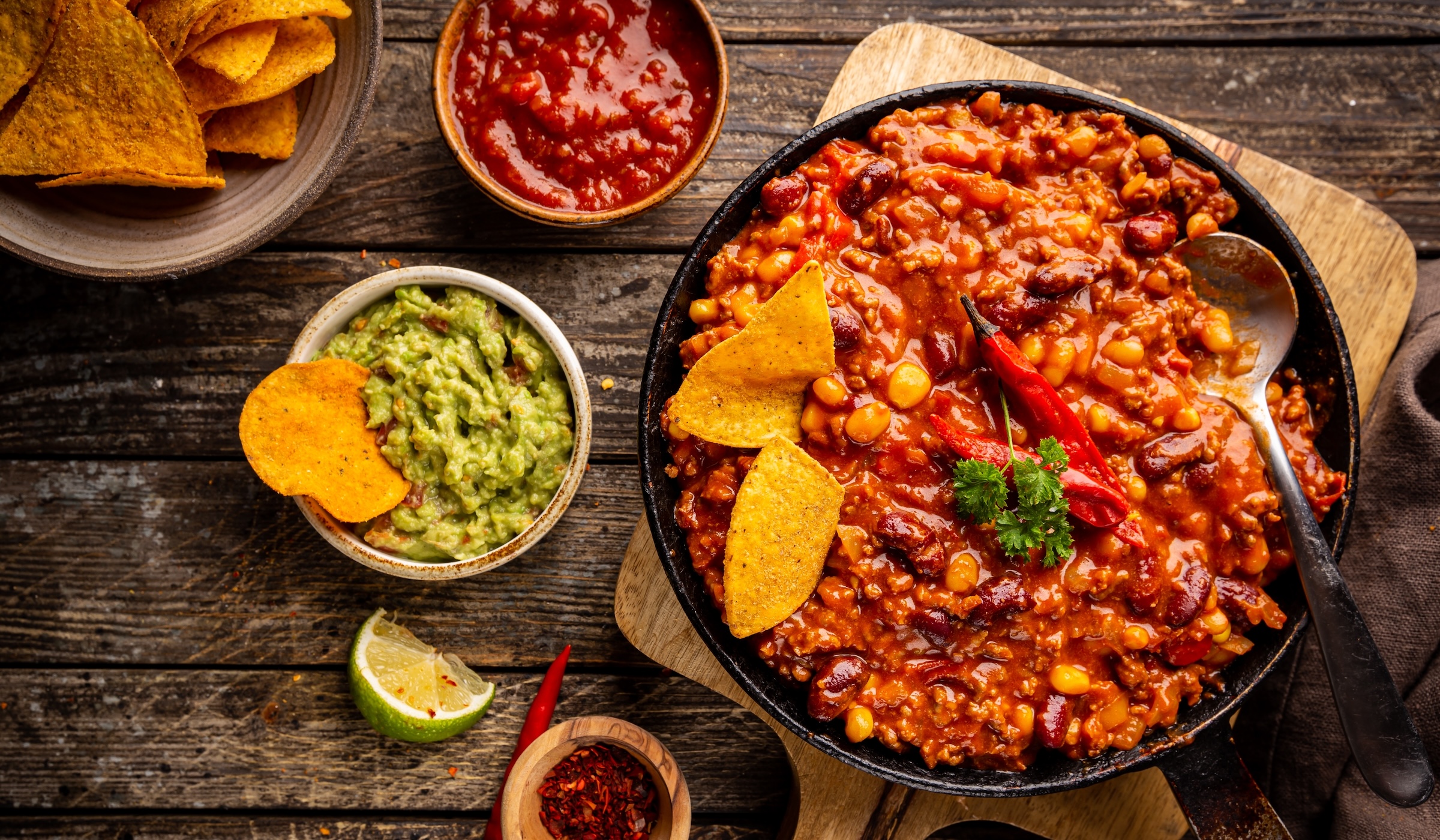 Recept, chili con carne, snabblagat, supergod, middagsgäster, familjen, matlådan, frysa, köttfärs, högrev, blandfärs, bönor, majs, tortillachips, guacamole, gräddfil. 