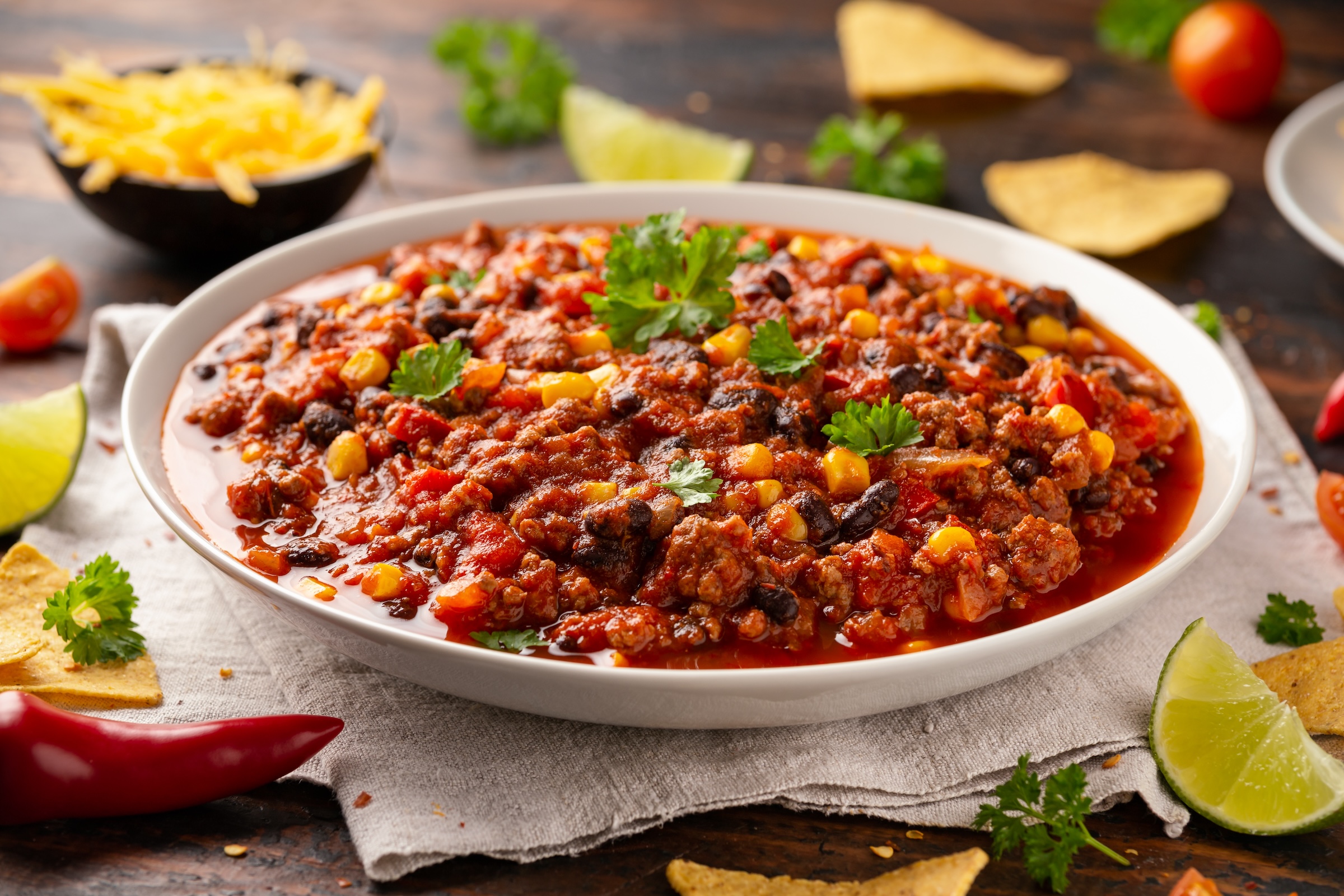 Recept, chili con carne, snabblagat, supergod, middagsgäster, familjen, matlådan, frysa, köttfärs, högrev, blandfärs, bönor, majs, tortillachips, guacamole, gräddfil. 