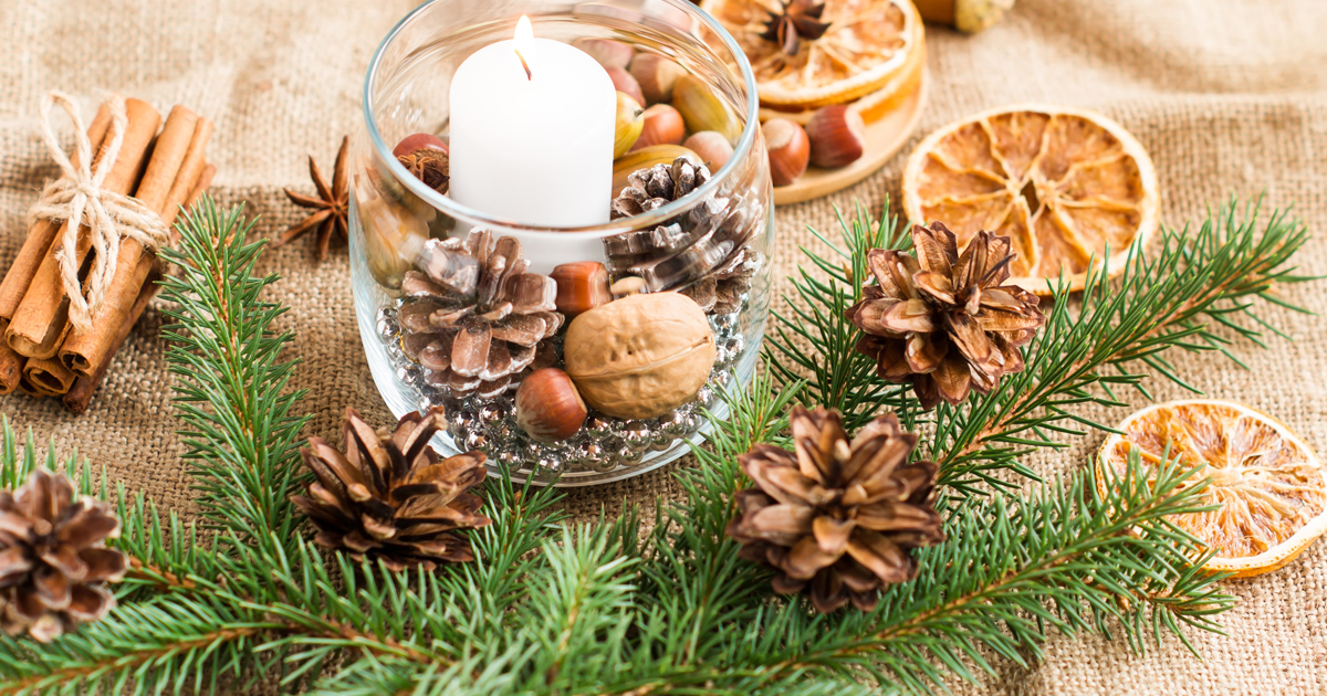 Skapa stämning med granris, kottar och apelsin