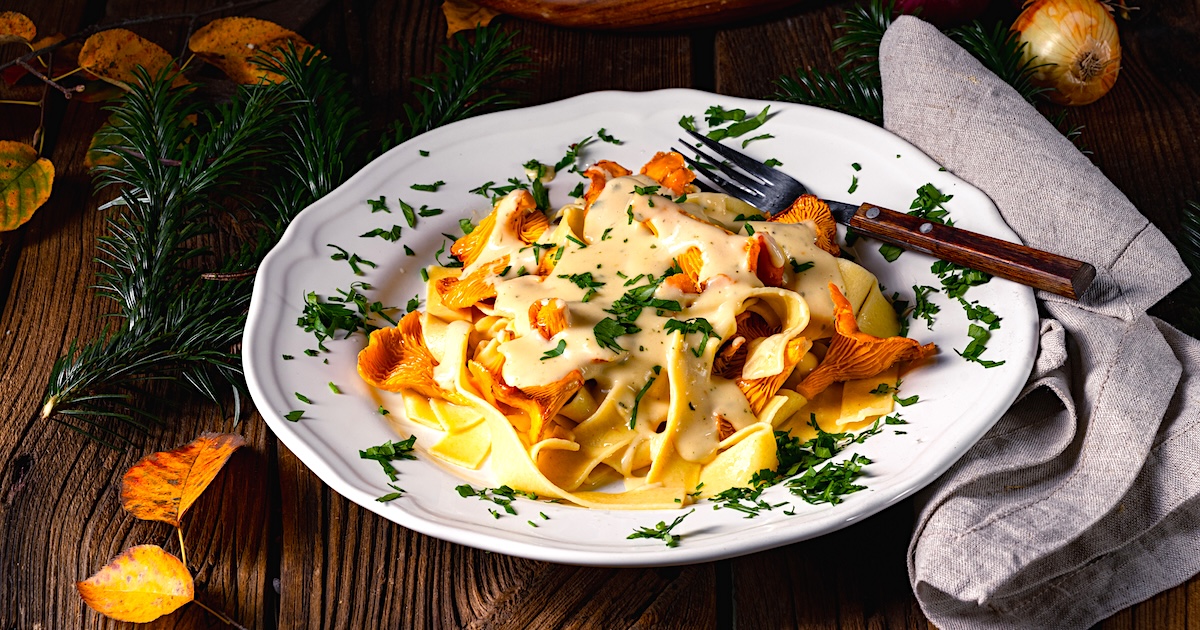 Lyxig tagliatelle pasta med vitt vin och krämig kantarellsås