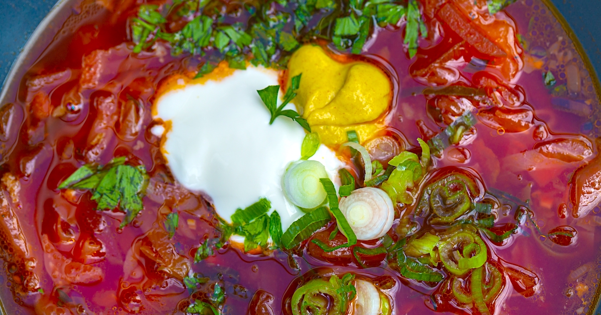 Mustig ukrainsk rödbetssoppa – borscht – med gräddfil, senap och vintips