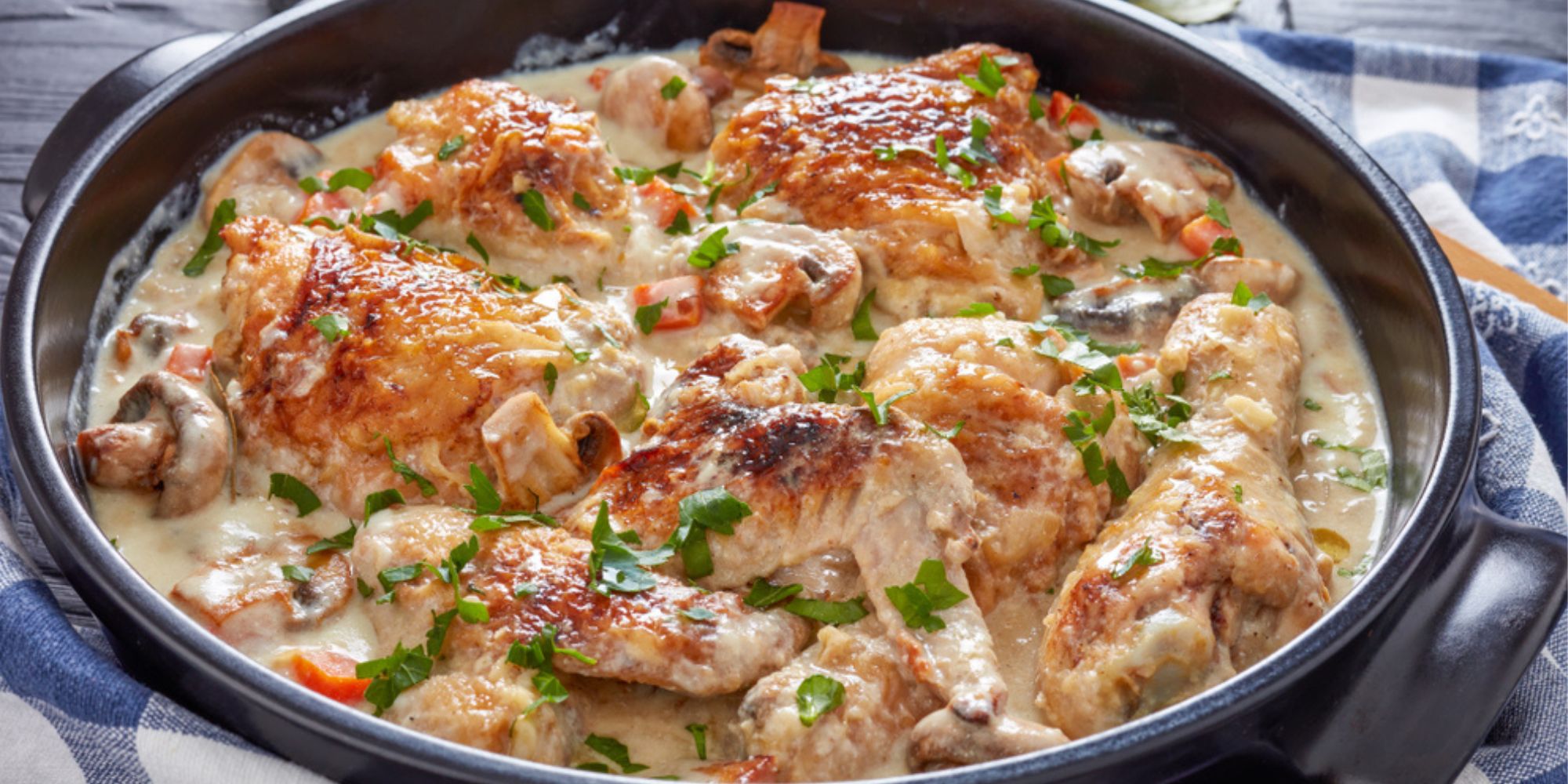 Fixa pangmiddag på skral kassa – bjud på kyckling i vitvinssås!