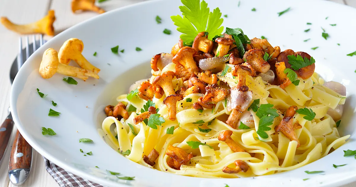 Lyxig tagliatelle pasta med vitt vin och krämig kantarellsås